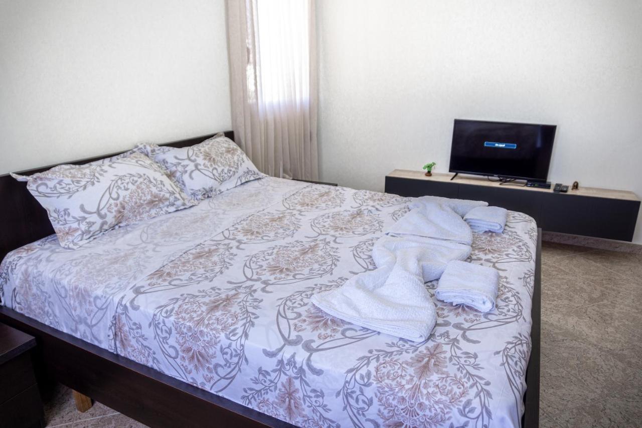 City Center Two Private Bedrooms Near Scanderbeg Square On Shared Apartment ティラナ エクステリア 写真