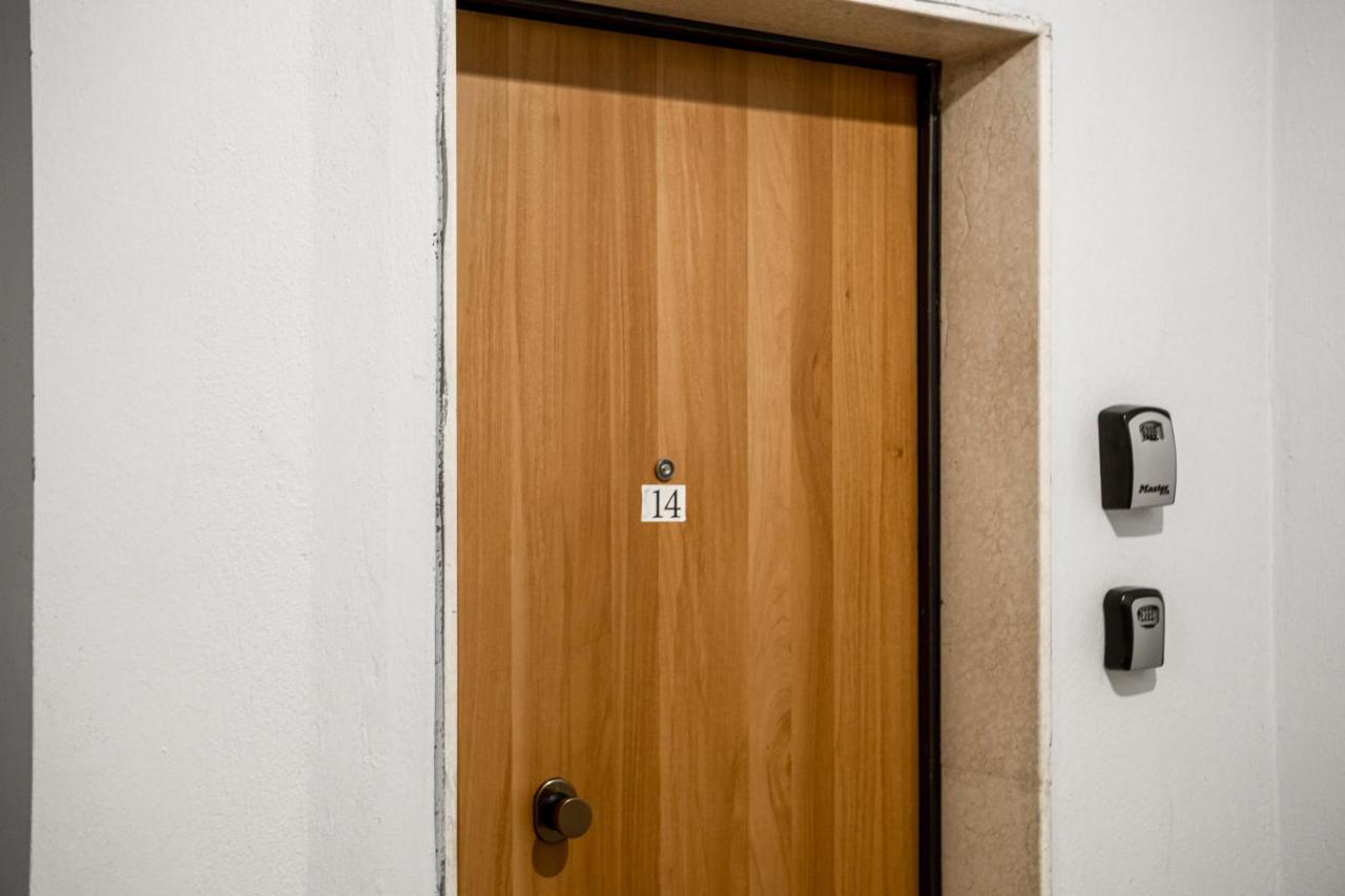 City Center Two Private Bedrooms Near Scanderbeg Square On Shared Apartment ティラナ エクステリア 写真
