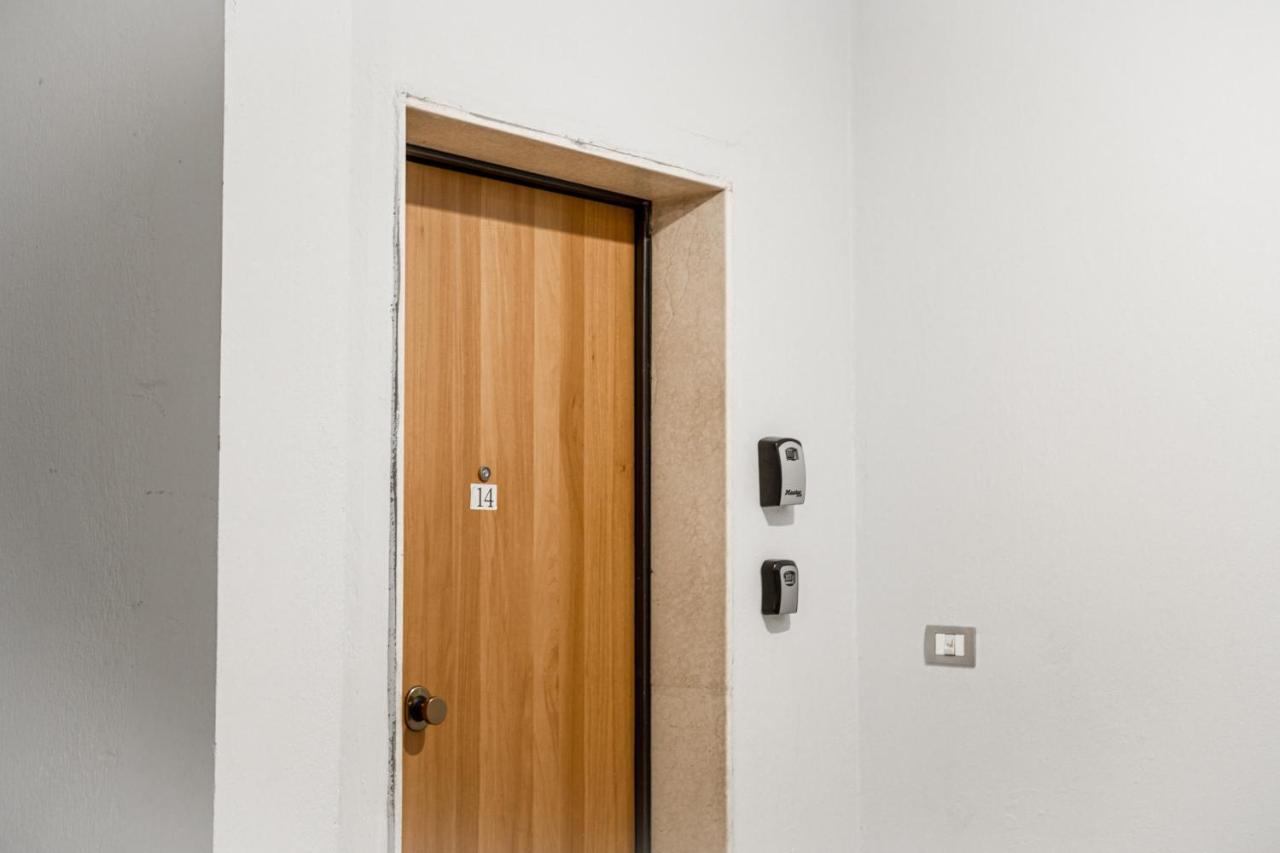 City Center Two Private Bedrooms Near Scanderbeg Square On Shared Apartment ティラナ エクステリア 写真