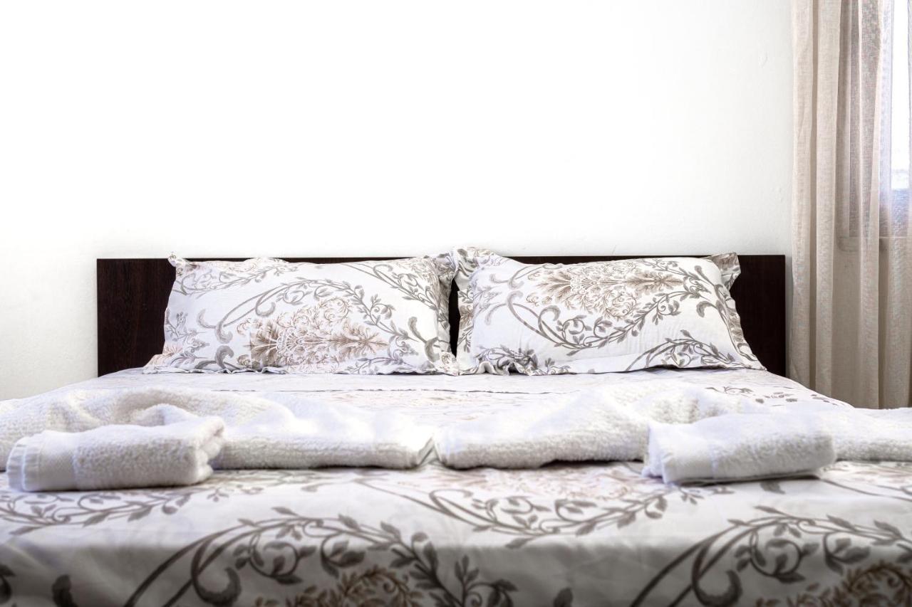 City Center Two Private Bedrooms Near Scanderbeg Square On Shared Apartment ティラナ エクステリア 写真